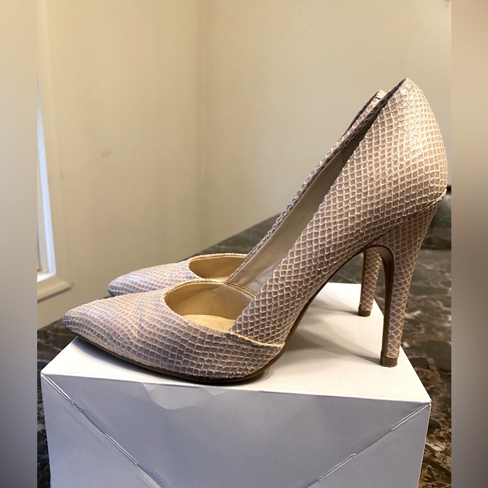 GUESS WOMEN’S POINTED TOE CLASSIC PUMP. - Picture 2 of 13